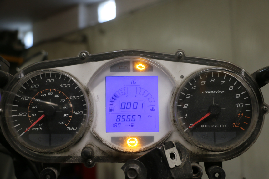 photo de SPEEDOMETER PEUGEOT SATELIS 125 (2013 - 2018) - Fixing points details