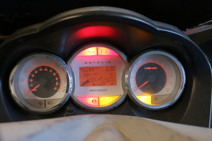 photo de SPEEDOMETER PEUGEOT SATELIS 125 (2006 - 2009) - Zoom on usage condition