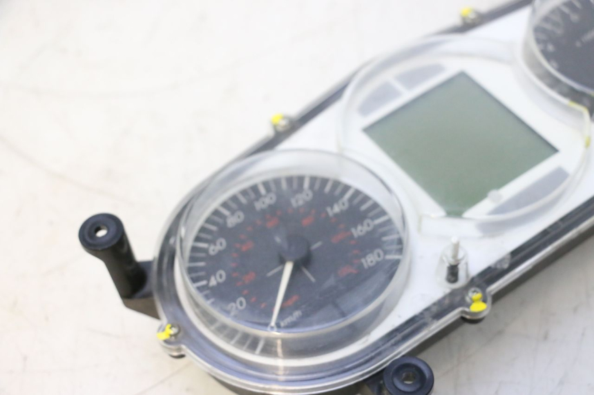 photo de SPEEDOMETER PEUGEOT SATELIS 125 (2013 - 2018) - Fixing points details