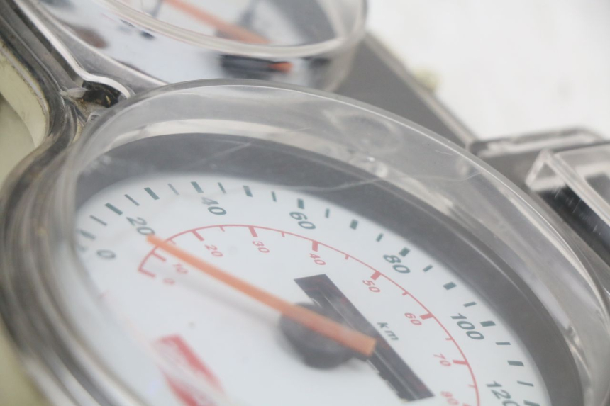 photo de SPEEDOMETER APRILIA SCARABEO GT 125 (1999 - 2007) - Fixing points details
