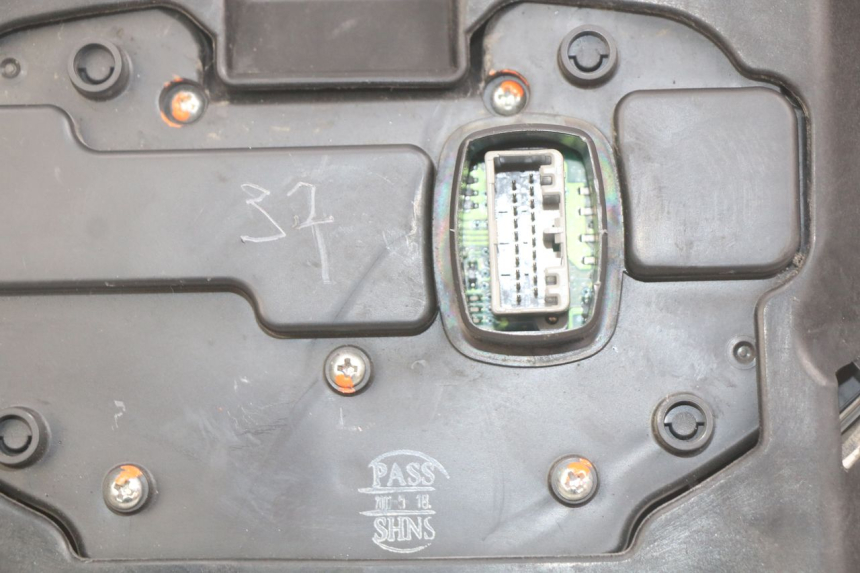 photo de SPEEDOMETER APRILIA SCARABEO LIGHT 125 (2007 - 2011) - Fixing points details