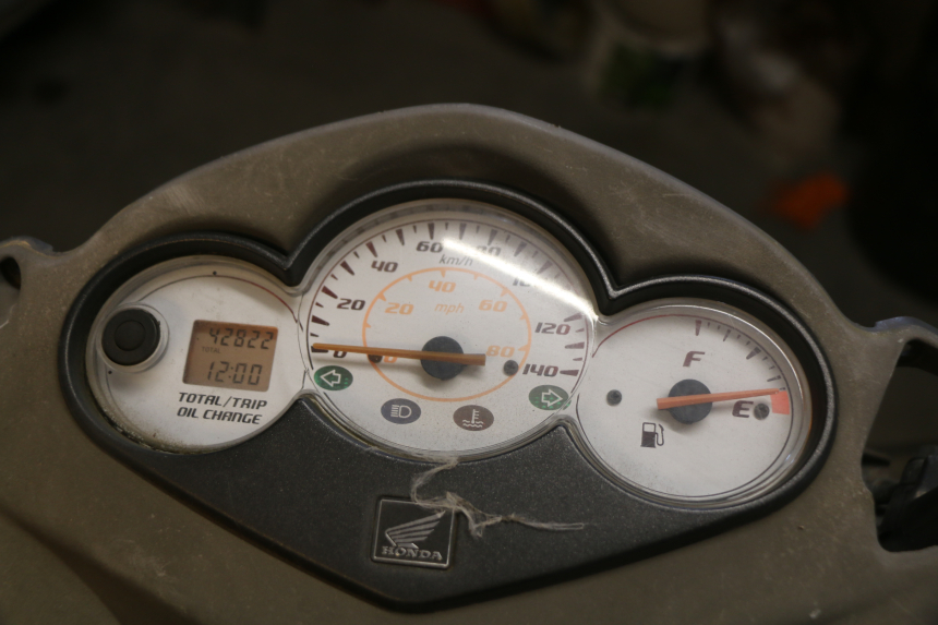 photo de SPEEDOMETER HONDA SES DYLAN 125 (2002 - 2006) - Distinctive features