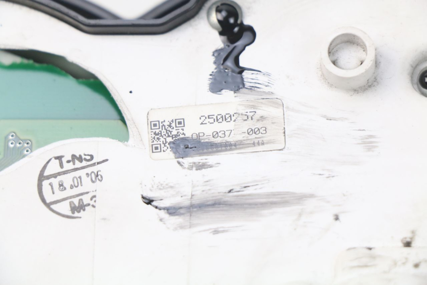 photo de SPEEDOMETER TRIUMPH SPRINT ST ABS 1050 (2005 - 2007) - Technical close-up