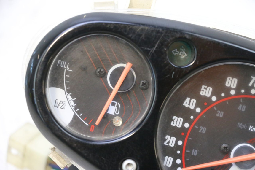 photo de SPEEDOMETER APRILIA SR MOTARD 50 (2012 - 2018) - Fixing points details