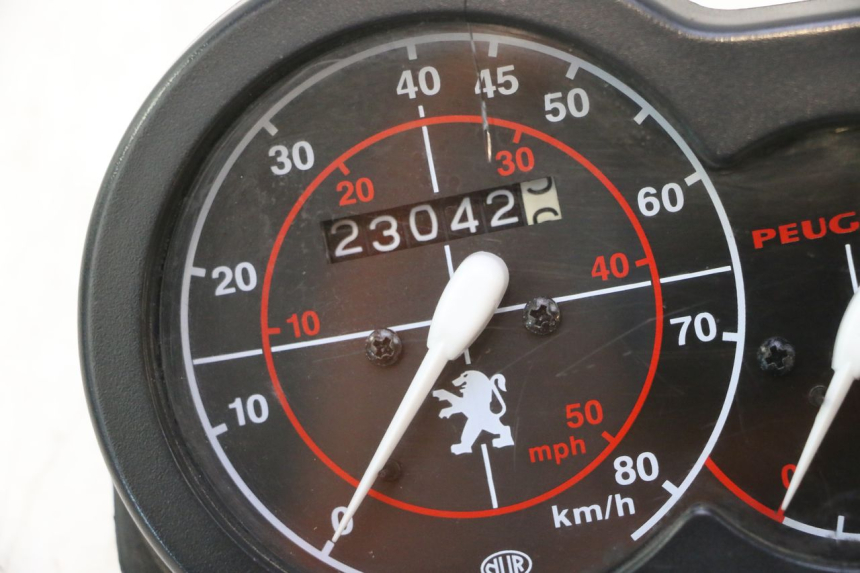 photo de SPEEDOMETER PEUGEOT TREKKER TKR 50 (2005 - 2014) - High-resolution close-up