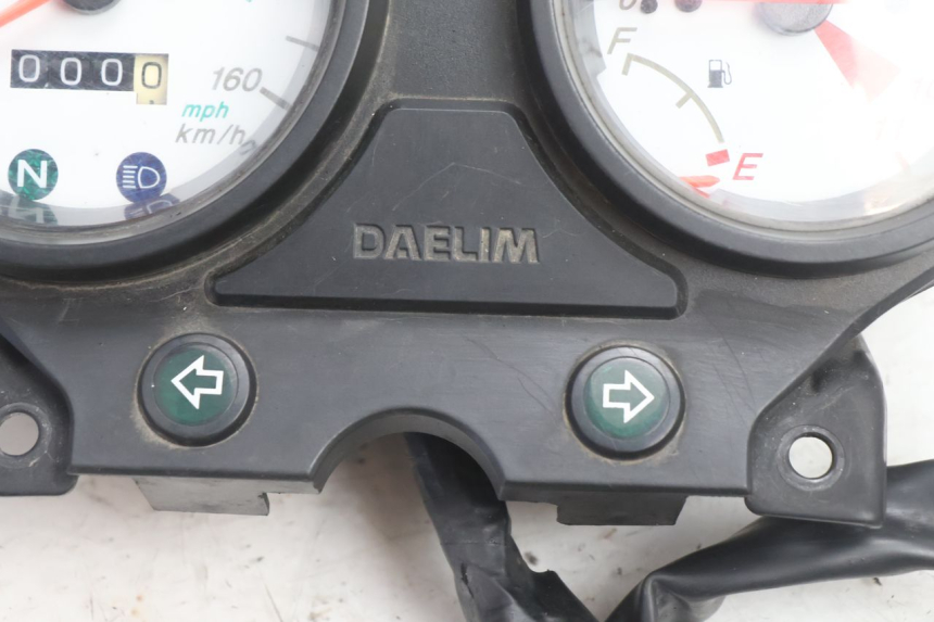 photo de SPEEDOMETER DAELIM VJ ROADWIN 125 (2004 - 2007) - Technical close-up