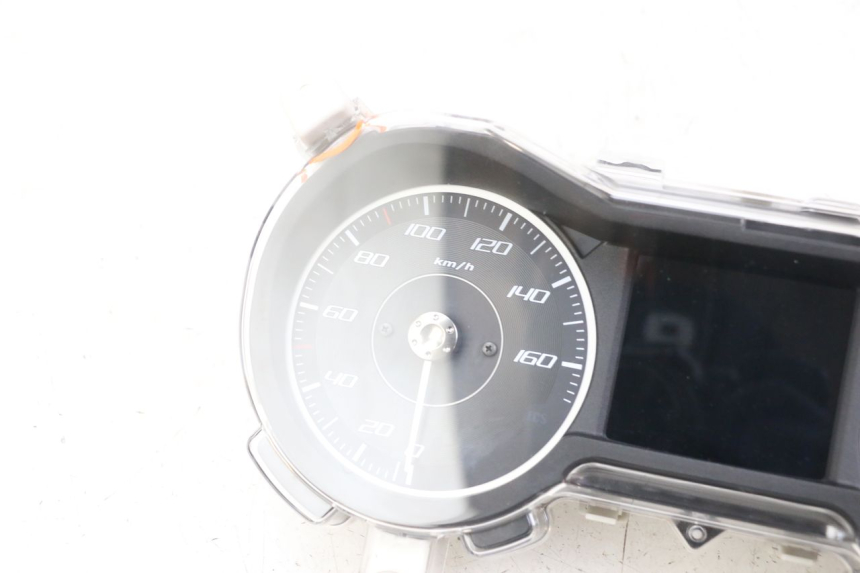 photo de SPEEDOMETER YAMAHA XMAX X-MAX ABS 125 (2017 - 2020) - High-resolution close-up