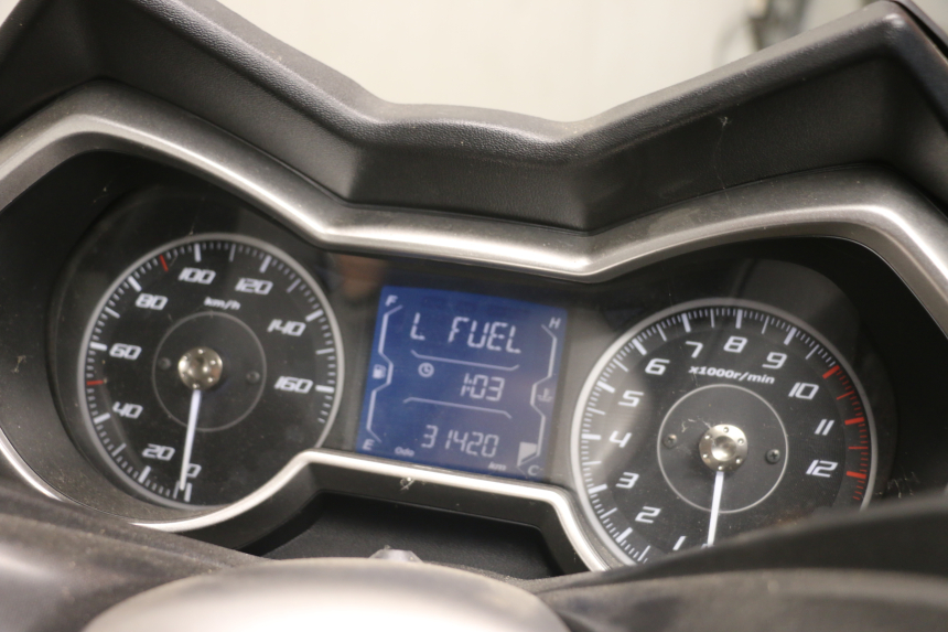 photo de SPEEDOMETER YAMAHA XMAX X-MAX ABS 125 (2017 - 2020) - Detailed visual inspection