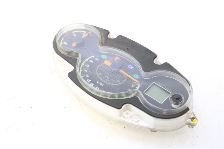 photo de SPEEDOMETER YAMAHA YP MAJESTY 125 (2002 - 2006) - High-resolution close-up