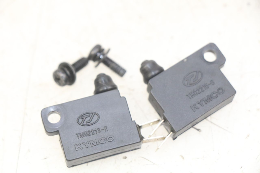 photo de STOP LIGHT SWITCH KYMCO DOWNTOWN ABS 125 (2015 - 2017) - Zoom on usage condition