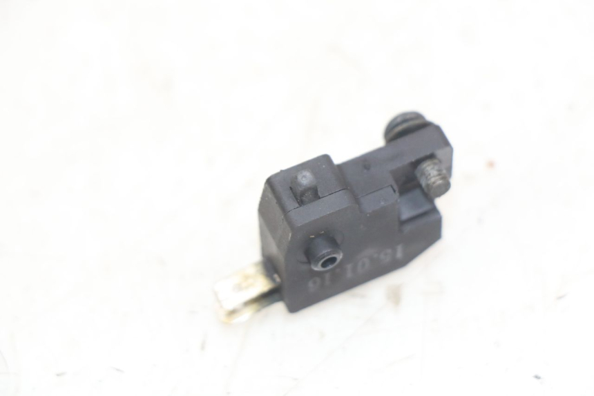 photo de RIGHT BRAKE LIGHT SWITCH KYMCO AGILITY NAKED RENOUVO 2T 50 (2011 - 2018) - Zoom on usage condition