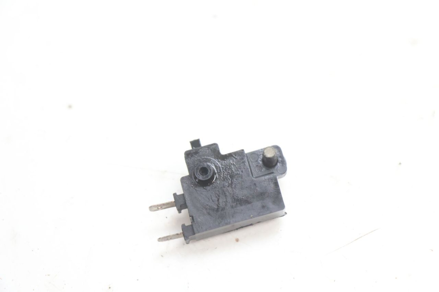photo de RIGHT STOP LIGHT SWITCH HONDA CB F HORNET 600 (2005 - 2006) - Zoom on usage condition