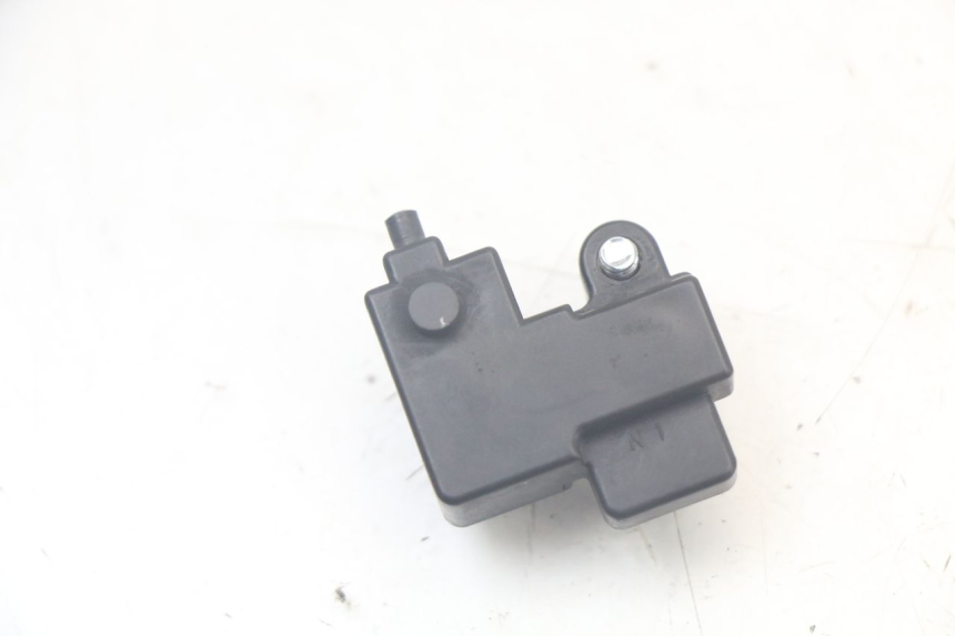 photo de RIGHT BRAKE LIGHT SWITCH YAMAHA FJR ABS 1300 (2006 - 2012) - Alternative perspective