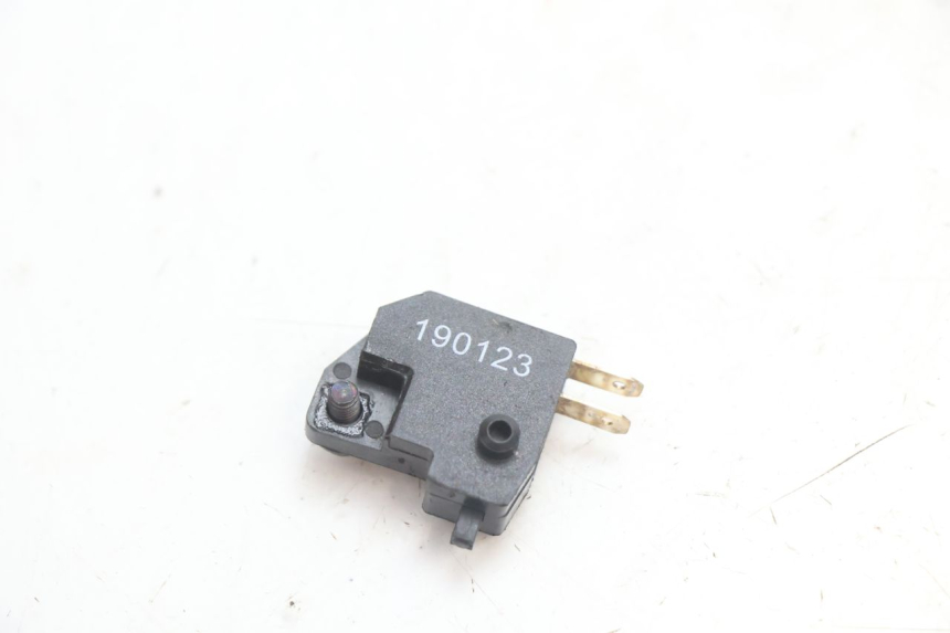 photo de RIGHT STOP LIGHT SWITCH PEUGEOT KISBEE 2T 50 (2018 - 2022) - Zoom on usage condition