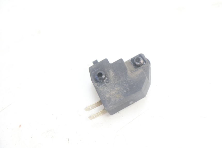 photo de RIGHT STOP LIGHT SWITCH PEUGEOT KISBEE 4T 50 (2018 - 2022) - Zoom on usage condition
