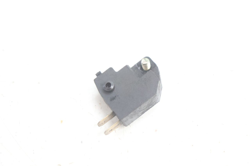 photo de RIGHT STOP LIGHT SWITCH PEUGEOT KISBEE 4T 50 (2010 - 2017) - Zoom on usage condition