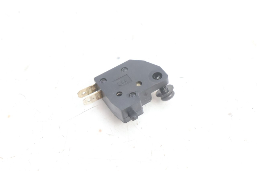 photo de RIGHT STOP LIGHT SWITCH PEUGEOT KISBEE 4T 50 (2010 - 2017) - Zoom on usage condition