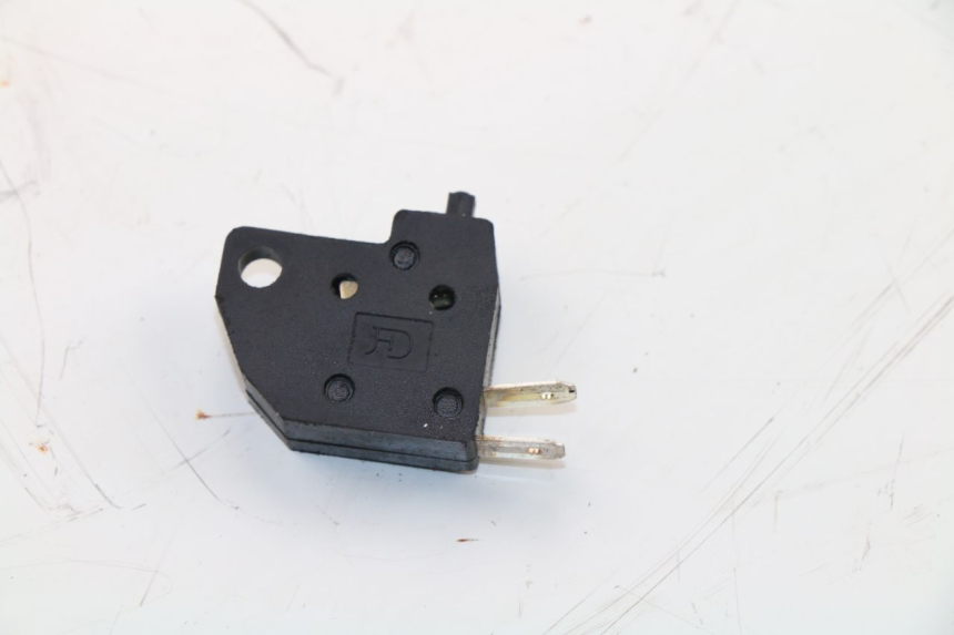 photo de RIGHT STOP LIGHT SWITCH PEUGEOT KISBEE 4T 50 (2010 - 2017) - Zoom on usage condition