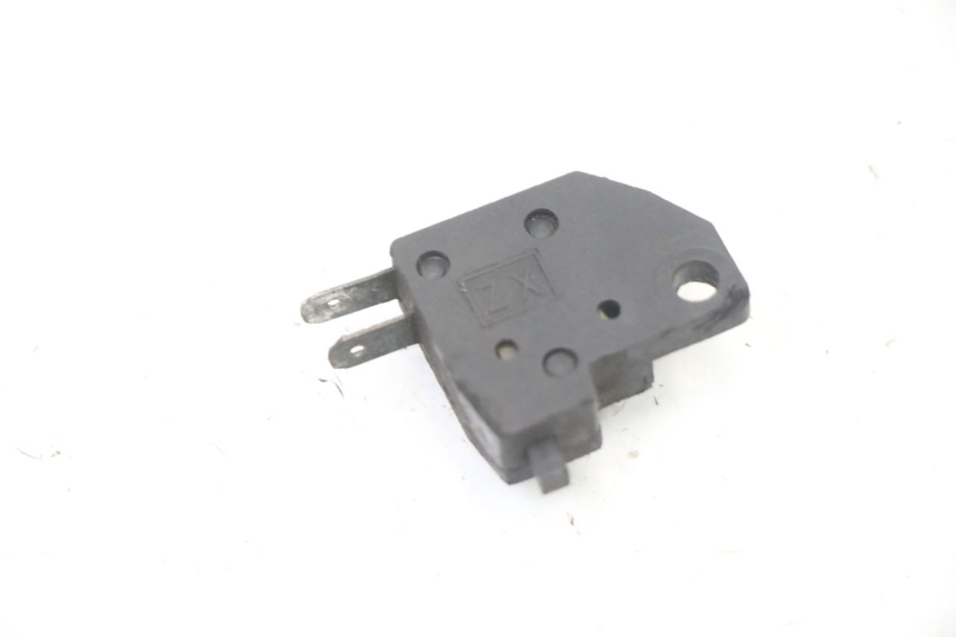 photo de RIGHT BRAKE LIGHT SWITCH KYMCO DINK STREET 125 (2009 - 2014) - Zoom on usage condition