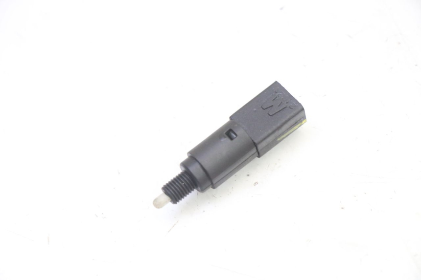 photo de RIGHT STOP LIGHT SWITCH PIAGGIO MP3 HPE 310 (2024 - 2025) - Zoom on usage condition