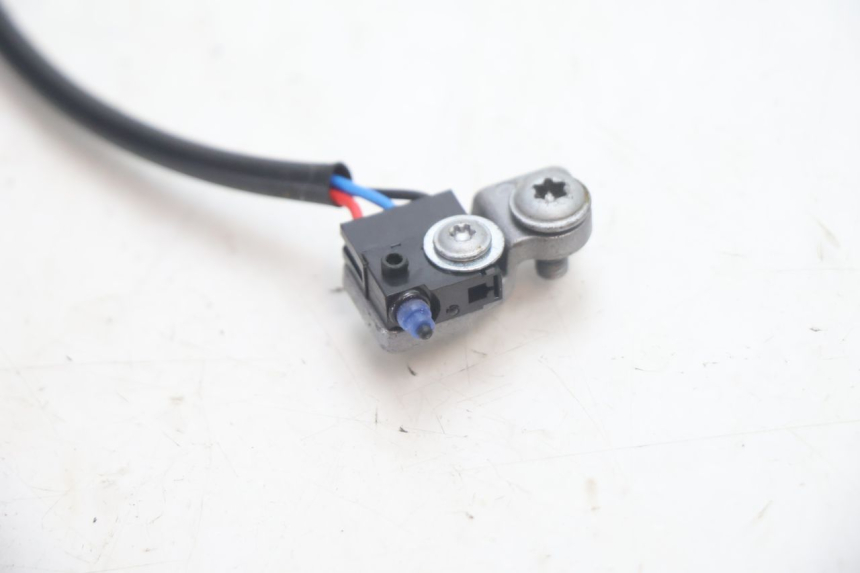 photo de RIGHT STOP LIGHT SWITCH PIAGGIO MP3 HPE 530 (2022 - 2026) - Zoom on usage condition