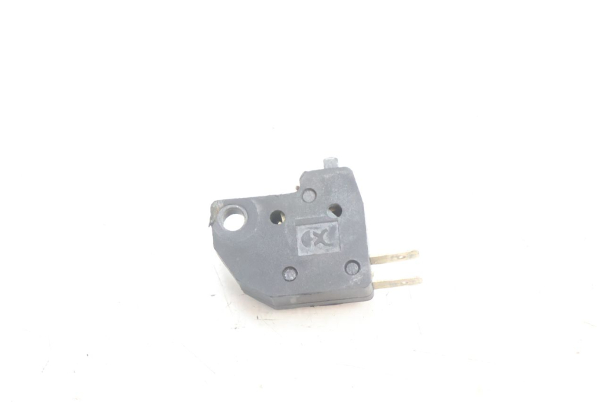 photo de RIGHT STOP LIGHT SWITCH SYM ORBIT III 3 4T 50 (2021 - 2025) - Zoom on usage condition