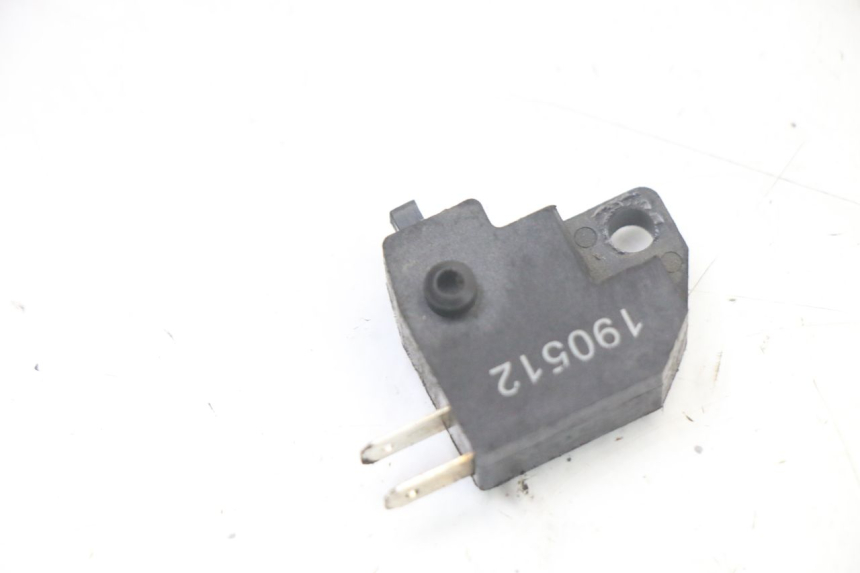 photo de RIGHT STOP LIGHT SWITCH PEUGEOT KISBEE 4T 50 (2018 - 2022) - Zoom on usage condition