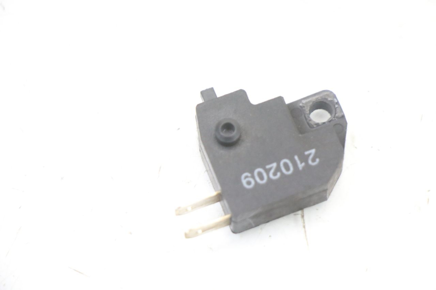 photo de RIGHT STOP LIGHT SWITCH PEUGEOT KISBEE 4T 50 (2018 - 2022) - Zoom on usage condition
