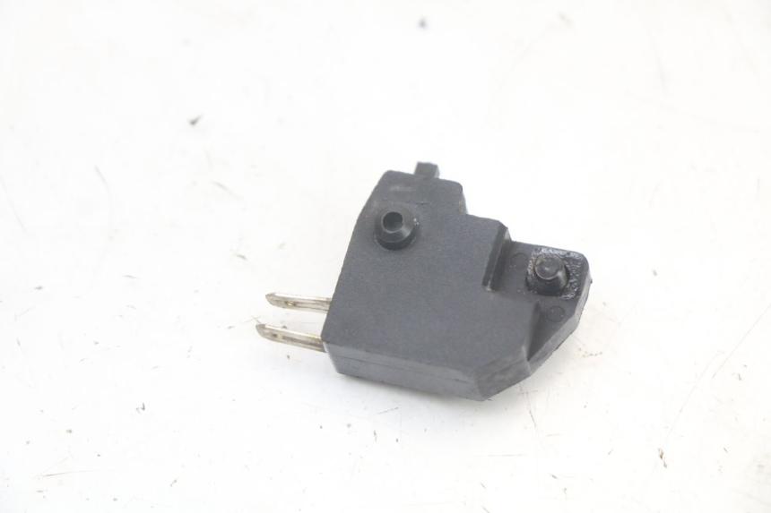 photo de RIGHT STOP LIGHT SWITCH PEUGEOT STREETZONE 4T 50 (2018 - 2023) - Zoom on usage condition