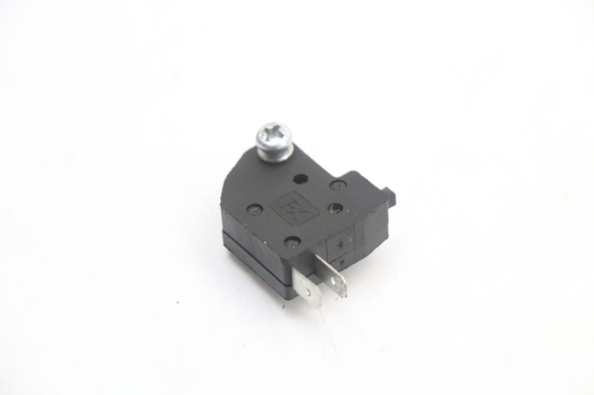 photo de RIGHT STOP LIGHT SWITCH TNT MOTOR ROMA 10' 4T 50 (2019 - 2022) - Zoom on usage condition