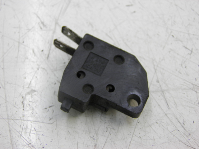 photo de RIGHT STOP LIGHT SWITCH SUZUKI TU X TUX VOLTY 125 (1999 - 2001) - Alternative perspective