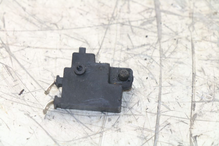 photo de RIGHT STOP LIGHT SWITCH HONDA VFR 750 (1994 - 1997) - Zoom on usage condition