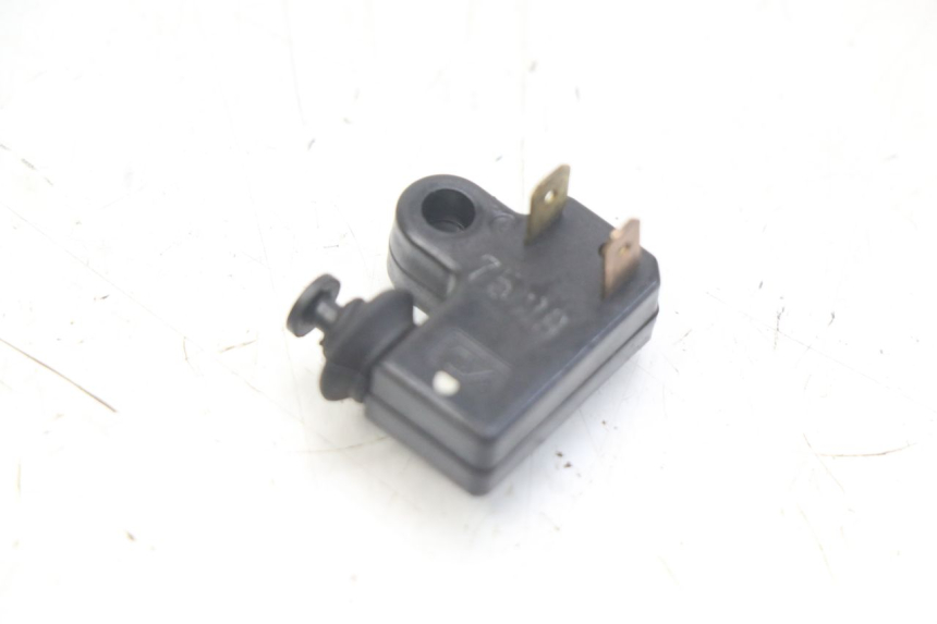 photo de RIGHT STOP LIGHT SWITCH YAMAHA X-CITY XCITY 125 (2007 - 2013) - Zoom on usage condition