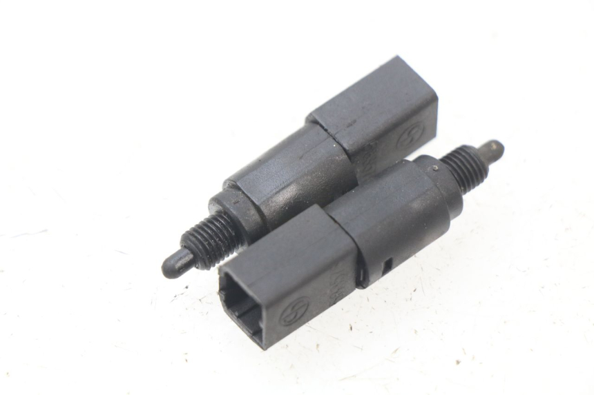 photo de STOP LIGHT SWITCH PIAGGIO FLY 2T 50 (2004 - 2017) - Zoom on usage condition