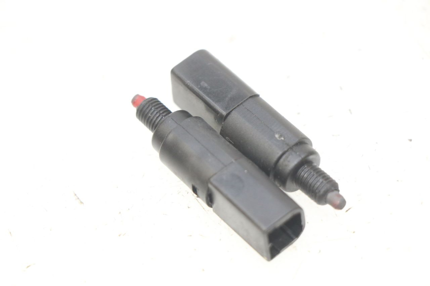 photo de STOP LIGHT SWITCH PIAGGIO FLY 100 (2006 - 2010) - Zoom on usage condition