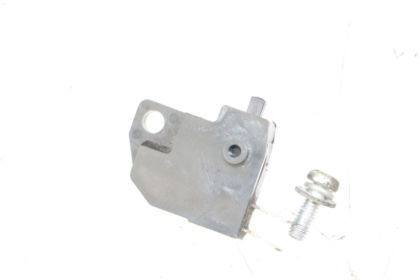 photo de LEFT STOP LIGHT SWITCH PEUGEOT SATELIS 125 (2013 - 2018) - Zoom on usage condition