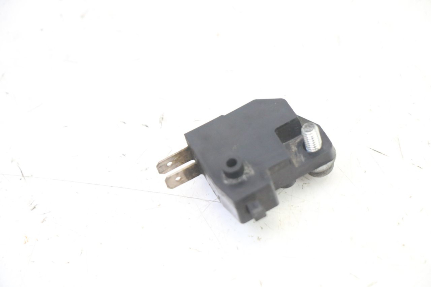 photo de LEFT STOP LIGHT SWITCH PEUGEOT SATELIS 125 (2013 - 2018) - Zoom on usage condition