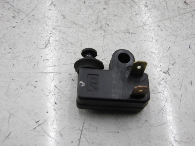 photo de LEFT STOP LIGHT SWITCH YAMAHA XP T-MAX 500 (2000 - 2003) - Zoom on usage condition