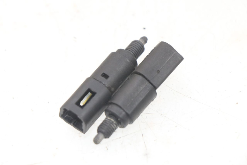 photo de STOP LIGHT SWITCH PIAGGIO LIBERTY 4T 50 (2009 - 2015) - Zoom on usage condition