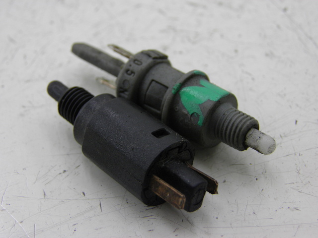 photo de STOP LIGHT SWITCH PIAGGIO ZIP 4T 50 (2001 - 2008) - Main view