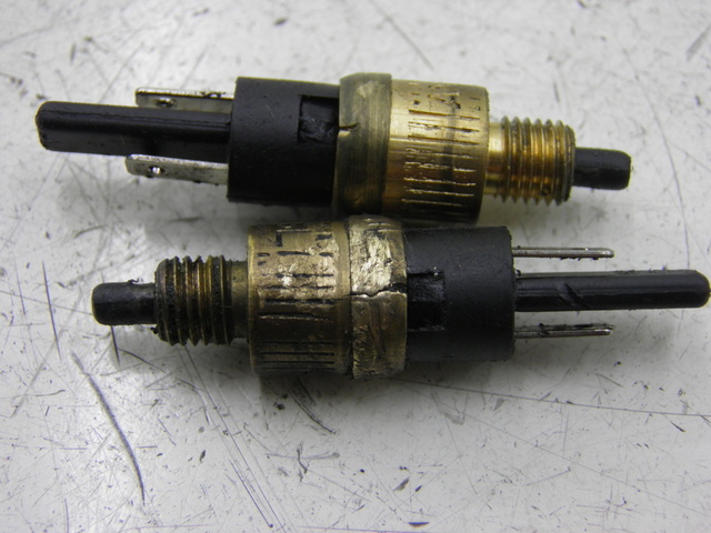 photo de STOP LIGHT SWITCH YAMAHA YN NEO'S 50 (1997 - 2004) - Technical close-up