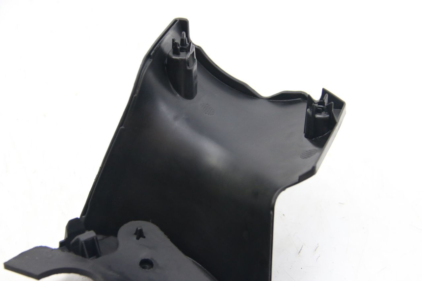 photo de REAR HANDLEBAR COVER PEUGEOT CITYSTAR 125 (2011 - 2017) - Fixing points details