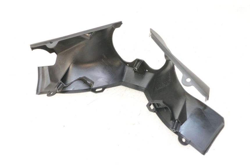 photo de HANDLE BAR REAR PANEL HONDA FORZA 125 (2021 - 2025) - Technical close-up