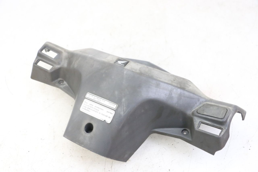 photo de REAR HANDLEBAR COVER HONDA SCV LEAD 100 (2003 - 2007) - Technical close-up