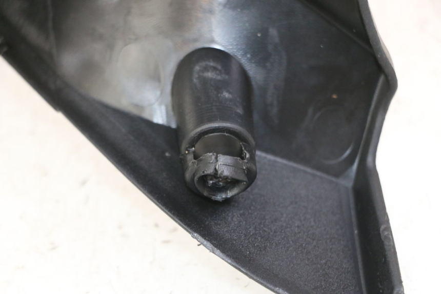 photo de HANDLE BAR REAR PANEL KYMCO XCITING 500 (2007 - 2010) - Technical close-up