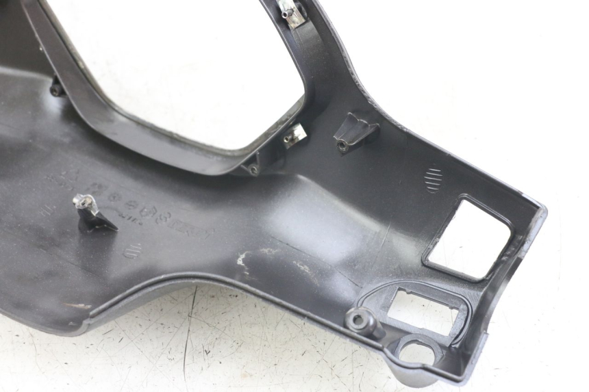 photo de REAR HANDLEBAR COVER PIAGGIO LIBERTY 125 (2009 - 2013) - Fixing points details
