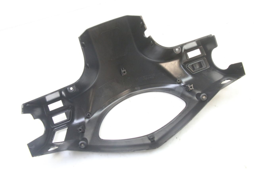 photo de HANDLE BAR REAR PANEL SYM ORBIT III 3 4T 50 (2021 - 2025) - Technical close-up