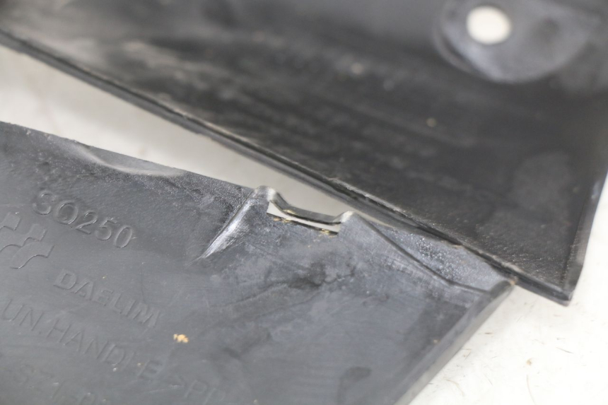 photo de REAR HANDLEBAR COVER DAELIM S2 FI 125 (2008 - 2017) - Product overview