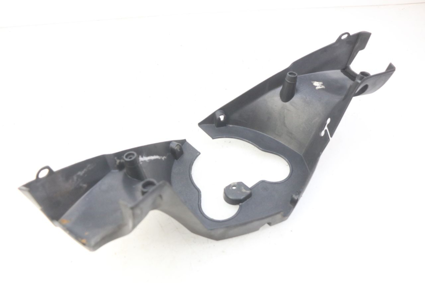 photo de REAR HANDLEBAR COVER PEUGEOT SATELIS COMPRESSOR K15 125 (2006 - 2009) - Technical close-up