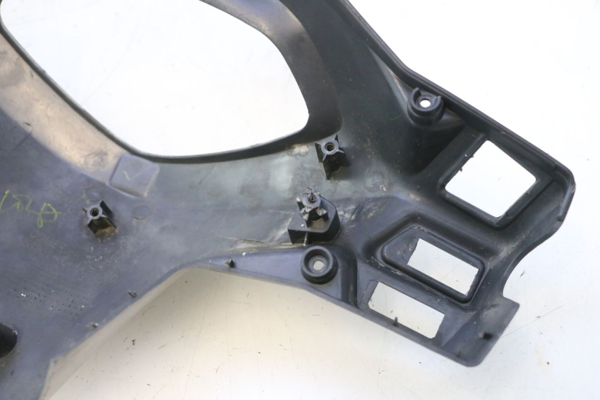 photo de REAR HANDLEBAR COVER HONDA SCV LEAD 100 (2003 - 2007) - Technical close-up